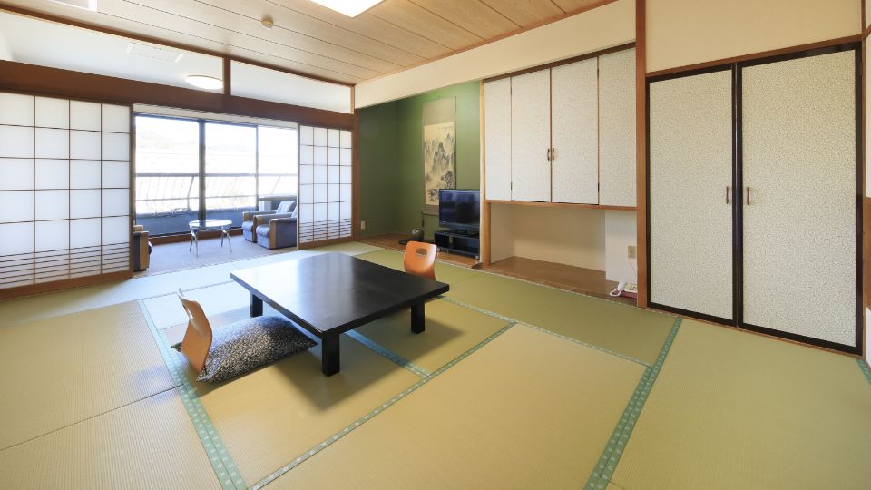 和室12畳＋広縁（富⼠⼭側客室）